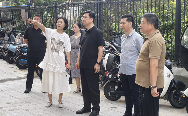 胡绵涛深入大桥社区开展“支部联支部”走访调研